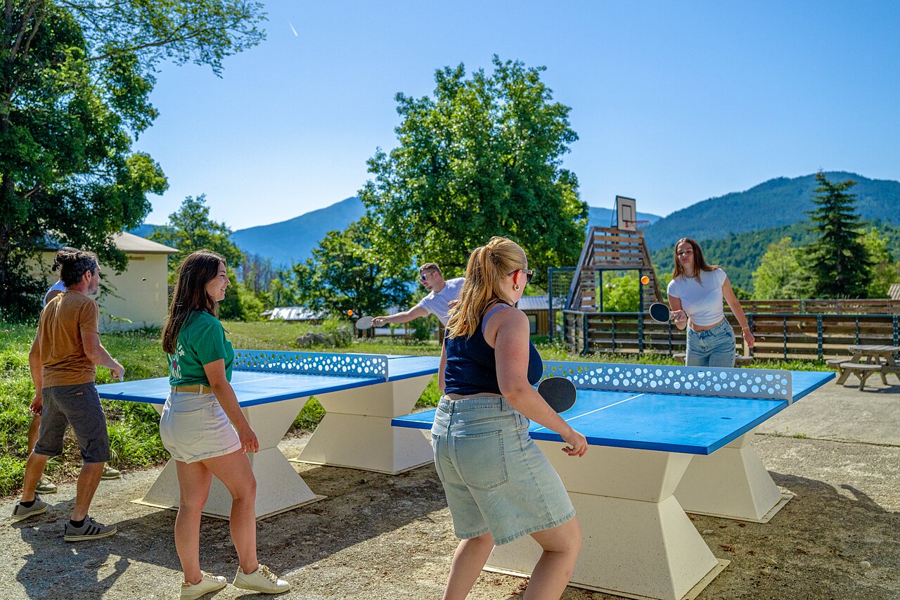 Potje tafeltennis buiten op camping CLICOCHIC Castillon de Provence.