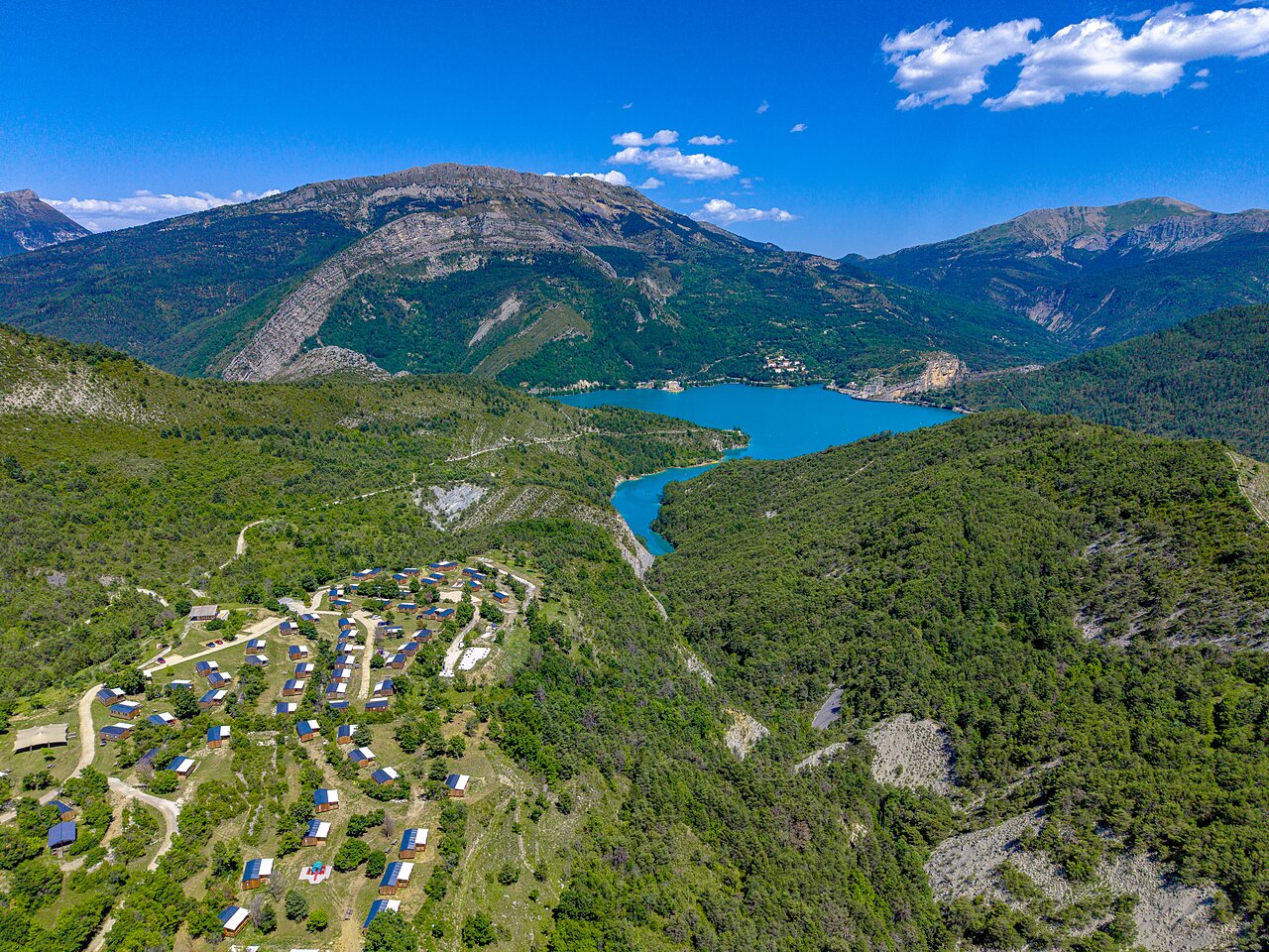 Stacaravans van de camping in de natuur, luchtfoto in Castellane (04).