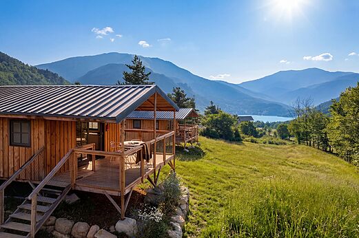 Houten Mobil-homes met terras, uitzicht meer en bergen, camping CLICOCHIC Castillon de Provence.