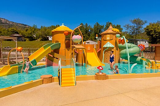 Waterspeeltuin, glijbanen en kinderzwembad op camping CLICOCHIC Castillon de Provence.