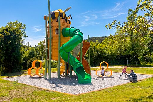 Bijenthema speeltuin met groene glijbaan op camping CLICOCHIC Castillon de Provence (04).