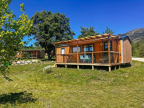 Houten stacaravan met terras op camping CLICOCHIC Castillon de Provence.