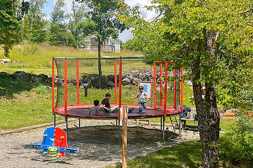 Trampoline en schommel voor kinderen op camping CLICOCHIC Castillon de Provence.