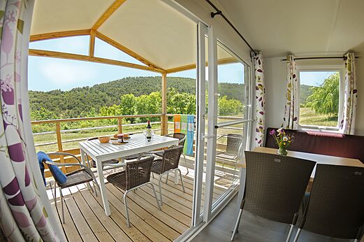 Stacaravan met overdekt terras op camping CLICOCHIC Castillon.