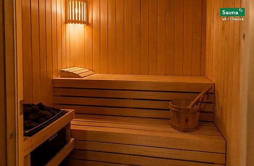 Houten sauna, banken en kachel, op camping CLICOCHIC Castillon de Provence in Castellane (04).