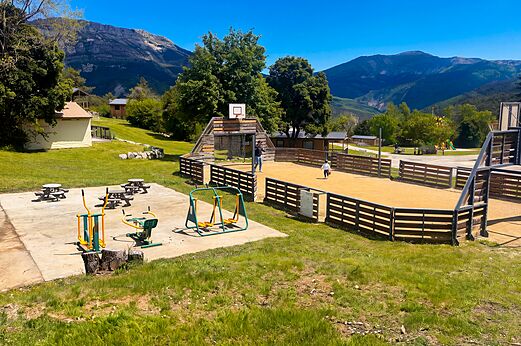 Multisportterrein en outdoor fitness op camping CLICOCHIC Castillon de Provence (04).