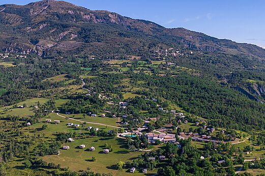 Luchtfoto camping, stacaravans en bergen op camping CLICOCHIC Castillon de Provence.