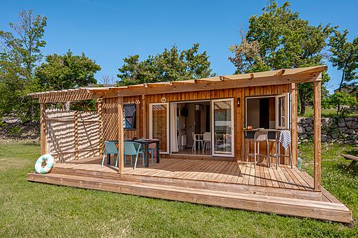 Modern houten stacaravan met groot terras op camping CLICOCHIC Castillon de Provence in Castellane (04).