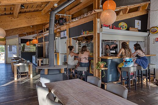 Houten bar en restaurant met gasten op camping CLICOCHIC Castillon de Provence in Castellane (04).