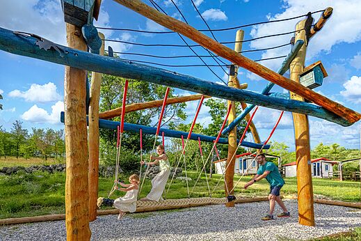 Houten speelstructuur en touwschommel op camping CLICOCHIC Castillon de Provence.