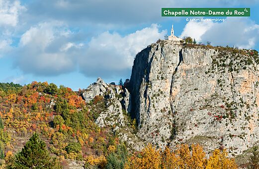 Kapel Notre-Dame du Roc op rotsachtige piek, Castellane, Alpes-de-Haute-Provence.