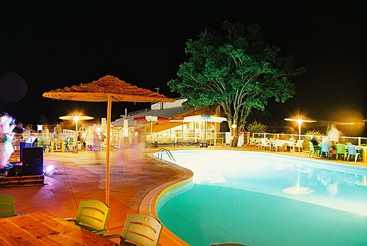 Verlicht zwembad en feestelijke animatieavond op camping CLICOCHIC Castillon de Provence in Castellane (04).