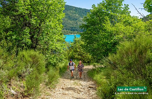 Wandelaars op pad naar het Lac de Castillon, toeristische plek nabij Castellane.