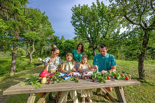 Familieanimatie, creatieve natuurworkshop voor kinderen op camping CLICOCHIC Castillon de Provence.