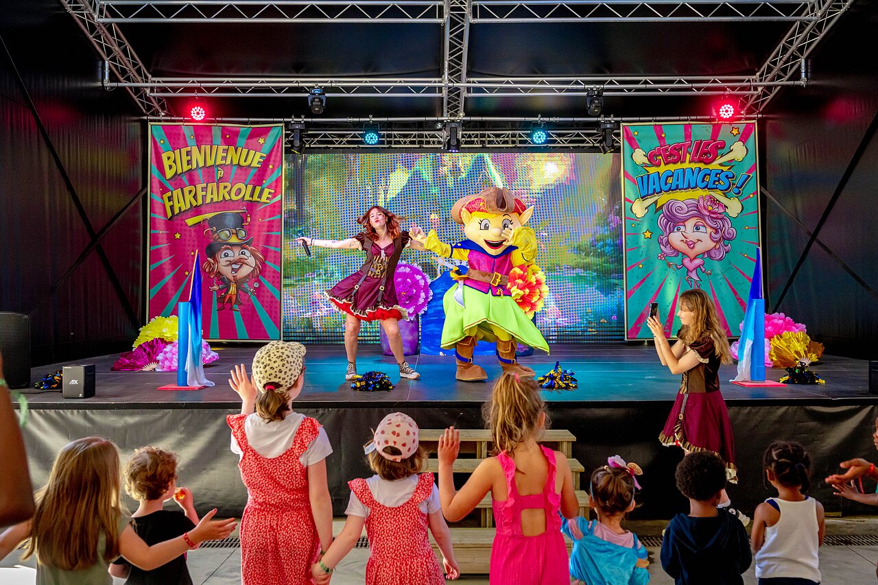 Animatieshow met mascotte en kinderen op camping CAPFUN Cenic in PENESTIN (56).