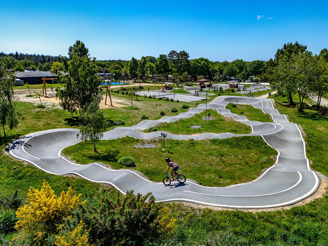 Moderne pumptrack met fietser, speelplaats op camping CAPFUN Cenic in PENESTIN (56).