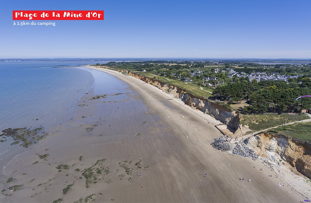 Plage de la Mine d'Or, zandstrand en kliffen, nabij P�nestin.