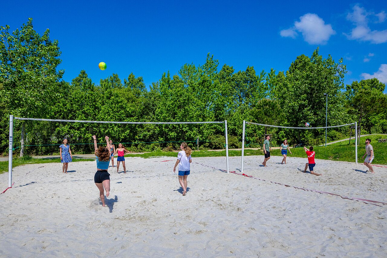 Beachvolleybal op zandveld op camping CAPFUN Cenic in PENESTIN (56).