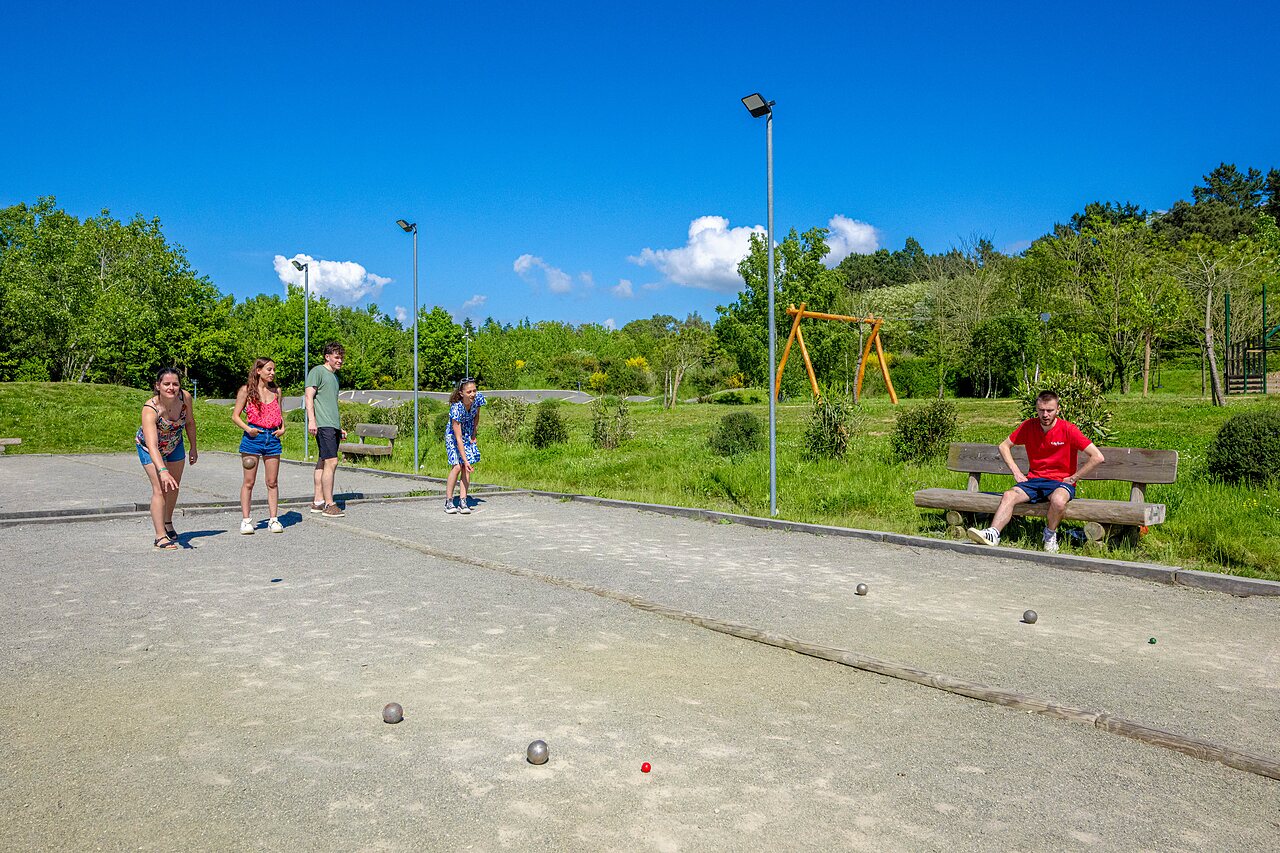 Jongeren petanque spelend op camping CAPFUN Cenic in PENESTIN (56).