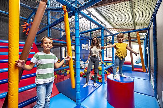 Indoor speelstructuur voor kinderen op camping CAPFUN Cenic in PENESTIN (56).