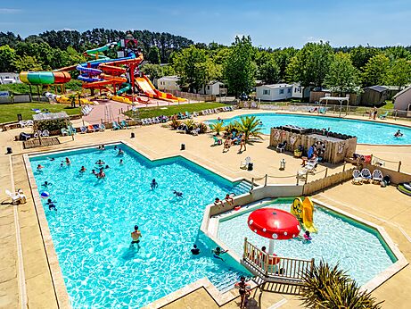 Reuzenglijbanen en levendige buitenzwembaden op camping CAPFUN Cenic in PENESTIN (56).
