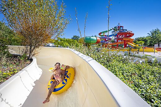 Kind en volwassene op band waterglijbaan op camping CAPFUN Cenic in PENESTIN (56).