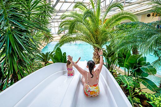 Kinderen op waterglijbaan naar overdekt zwembad CAPFUN Cenic in PENESTIN (56).
