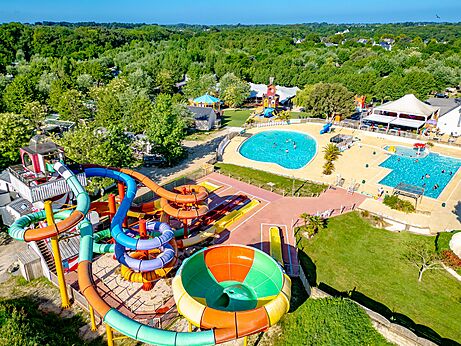 Gigantische waterglijbanen en buitenzwembaden op camping CAPFUN Cenic in PENESTIN (56).