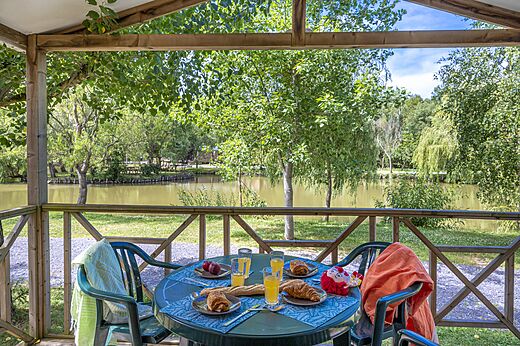 Terras stacaravan met ontbijt, uitzicht vijver op camping CAPFUN Cenic te PENESTIN (56).