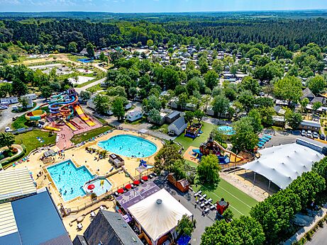 Luchtfoto van waterpark, zwembaden en glijbanen op camping CAPFUN Cenic in PENESTIN (56).