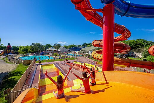 Waterglijbanen en levendig buitenzwembad op camping CAPFUN Cenic in PENESTIN (56).