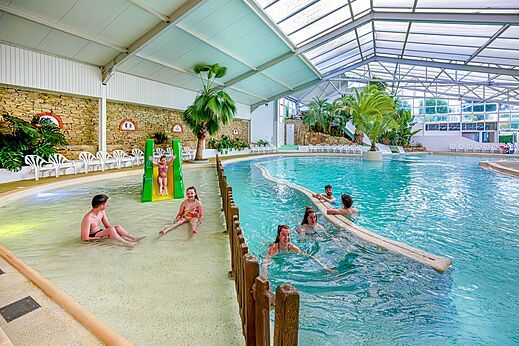 Overdekt zwembad met glijbaan en kinderbad op camping CAPFUN Cenic in PENESTIN (56).