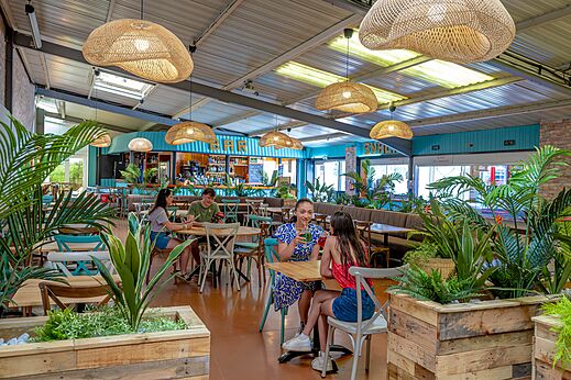 Moderne bar- en restaurantruimte met gasten op camping CAPFUN Cenic in PENESTIN (56).