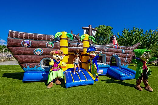 Groot opblaasbaar piratenschip springkasteel op camping CAPFUN Cenic in PENESTIN (56).