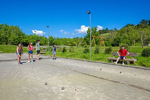Petanquebaan met spelers op camping CAPFUN Cenic in PENESTIN (56).