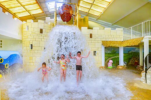 Kinderen onder de reusachtige emmer, waterpark op camping CAPFUN Cenic in PENESTIN (56).