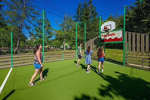 Basketbalveld met vakantiegangers spelend op camping CAPFUN Cenic in PENESTIN (56).