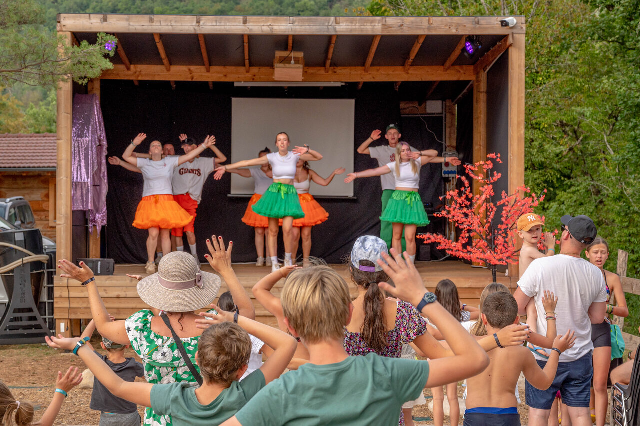 Animatieshow met dansers en publiek op camping CLICOCHIC Chancia in Chancia (01).