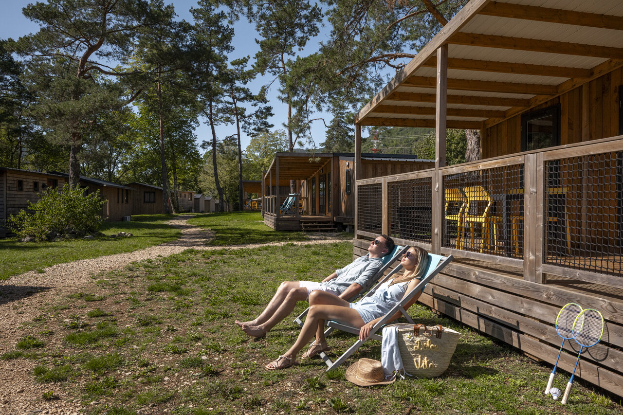 Koppel ontspant voor stacaravan met terras op camping CLICOCHIC Chancia (01).