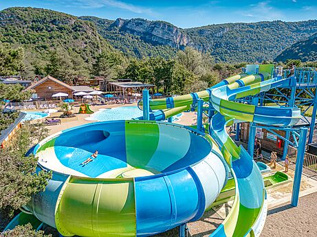 Waterglijbanen en buitenzwembaden van camping CLICOCHIC Chancia in Chancia (01).