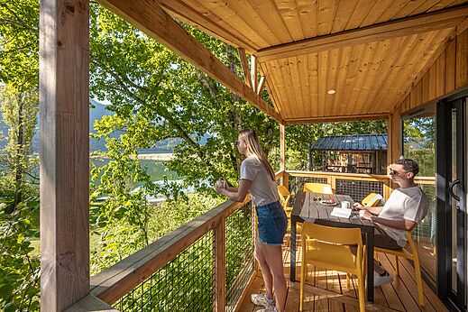Accommodatieterras met uitzicht op het meer en de natuur op camping CLICOCHIC Chancia in Chancia (01).