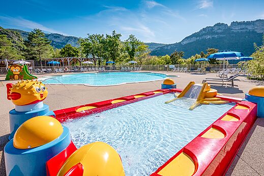Waterspeeltuin en buitenzwembad op camping CLICOCHIC Chancia in Chancia (01).