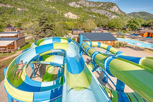 Gigantische waterglijbaan en buitenzwembad op camping CLICOCHIC Chancia in Chancia (01).