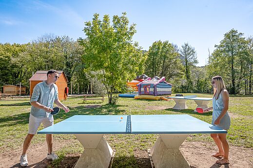Tafeltennis en opblaasbare spelen op camping CLICOCHIC Chancia in Chancia (01).