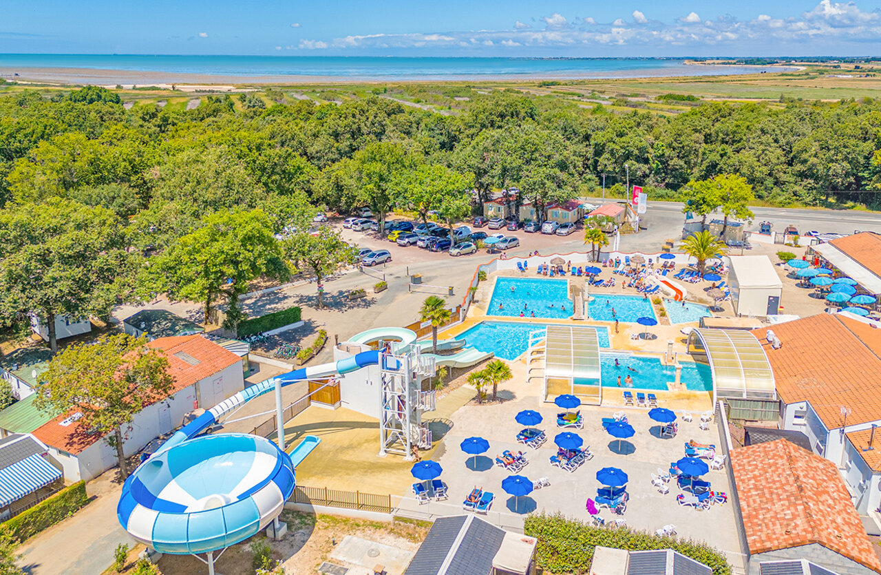 Waterpark met glijbaan en zwembaden op camping VAGUES OCEANES Domaine les Charmilles (17).