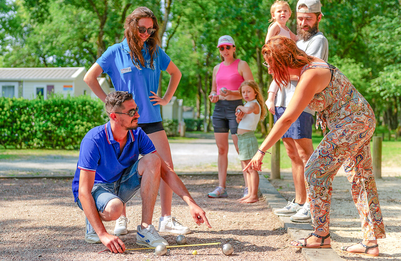 Familie jeu de boules op camping VAGUES OCEANES Domaine les Charmilles in Saint-Laurent-de-la-Pr�e (17).
