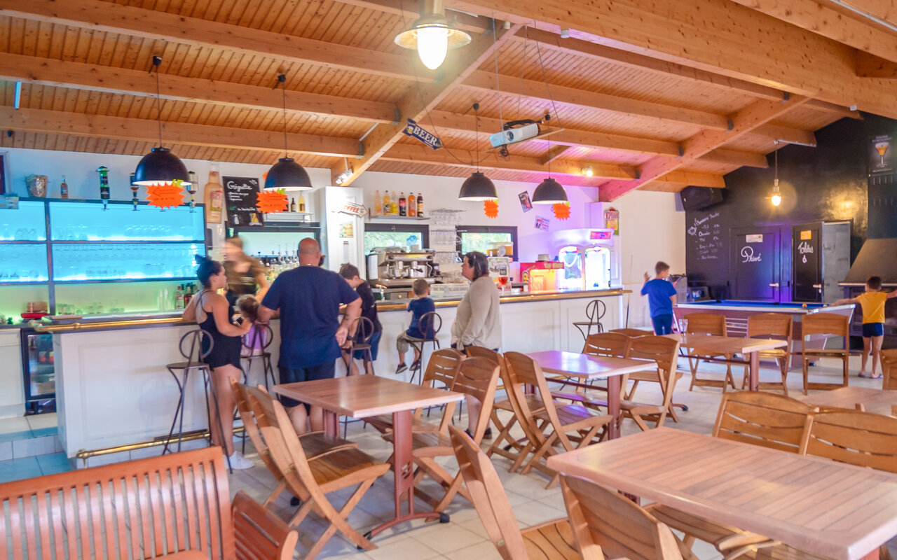 Bar, restaurant en biljart op camping VAGUES OCEANES Domaine les Charmilles.