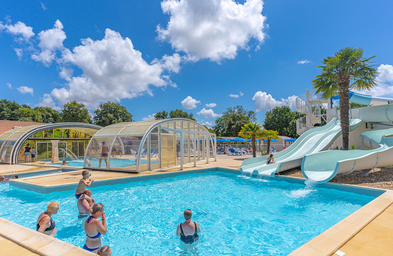 Buitenzwembad, glijbanen, overdekte baden op camping VAGUES OCEANES Domaine les Charmilles in Saint-Laurent-de-la-Pr�e (17).