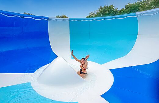 Gigantische waterglijbaan met zwemmer op camping VAGUES OCEANES Domaine les Charmilles.