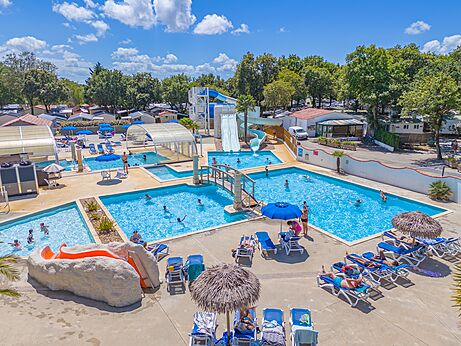 Groot waterpark met zwembaden en glijbanen op camping VAGUES OCEANES Domaine les Charmilles in Saint-Laurent-de-la-Pr�e (17).
